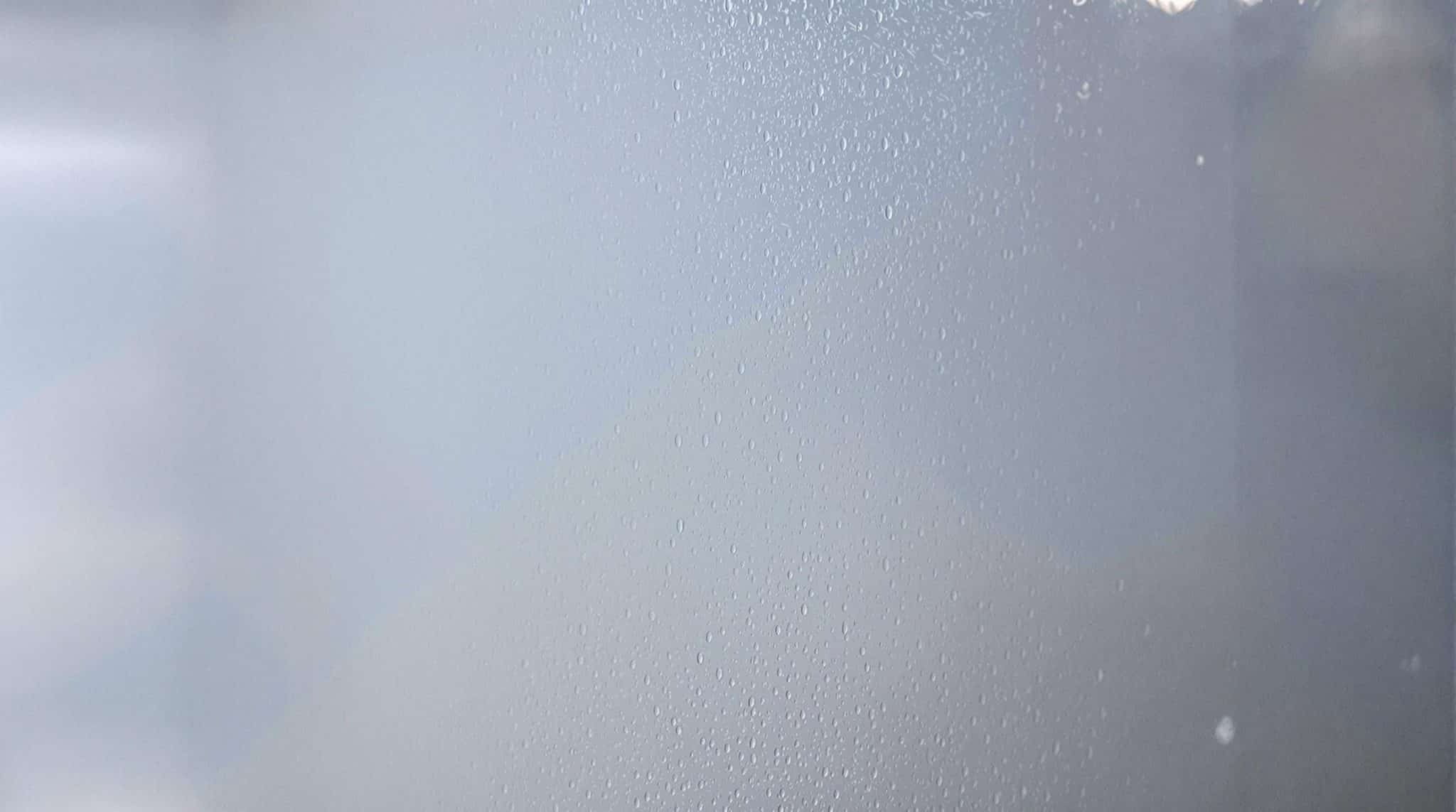 apprenez &agrave; &eacute;liminer la bu&eacute;e de vos miroirs et vitres gr&acirc;ce &agrave; une astuce cor&eacute;enne facile &agrave; r&eacute;aliser avec seulement deux ingr&eacute;dients. obtenez des surfaces impeccables en un rien de temps !
