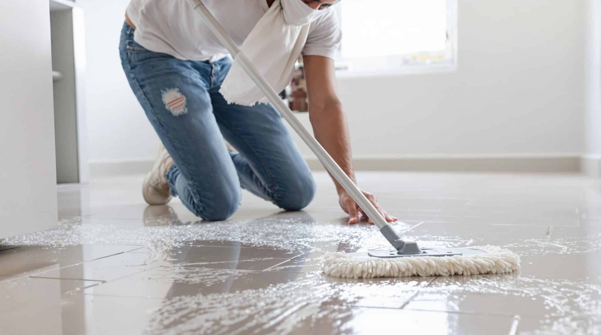 d&eacute;couvrez l'erreur courante que beaucoup commettent en utilisant une serpilli&egrave;re, et apprenez le bon geste &agrave; adopter pour pr&eacute;server la beaut&eacute; et la durabilit&eacute; de vos sols. suivez nos conseils pratiques pour un nettoyage efficace et sans dommage.