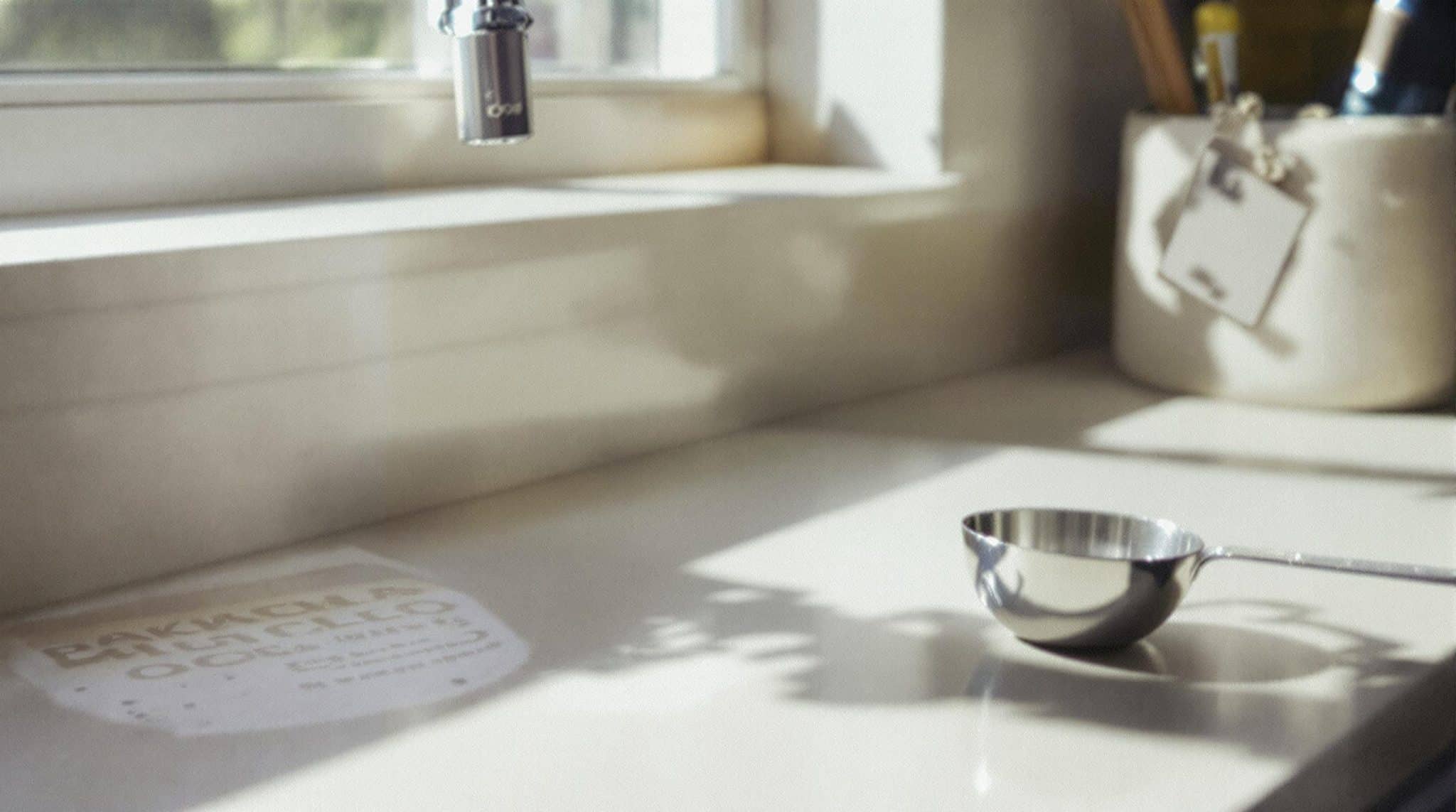 d&eacute;couvrez l'ingr&eacute;dient secret de votre garde-manger qui transforme votre sol en un espace impeccable. cette astuce simple et efficace vous permettra de nettoyer en profondeur et de faire briller vos surfaces. ne manquez pas cette solution miracle pour un entretien facile et &eacute;cologique!