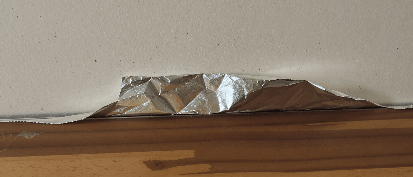 d&eacute;couvrez comment coller une feuille d&rsquo;aluminium pour identifier rapidement les zones &agrave; risque d&rsquo;humidit&eacute; dans votre maison et prot&eacute;ger votre habitation efficacement.