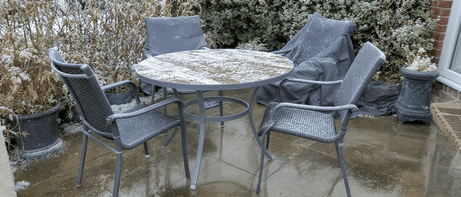 d&eacute;couvrez pourquoi votre mobilier de jardin se d&eacute;t&eacute;riore chaque hiver et apprenez le geste simple &agrave; adopter pour le prot&eacute;ger efficacement.