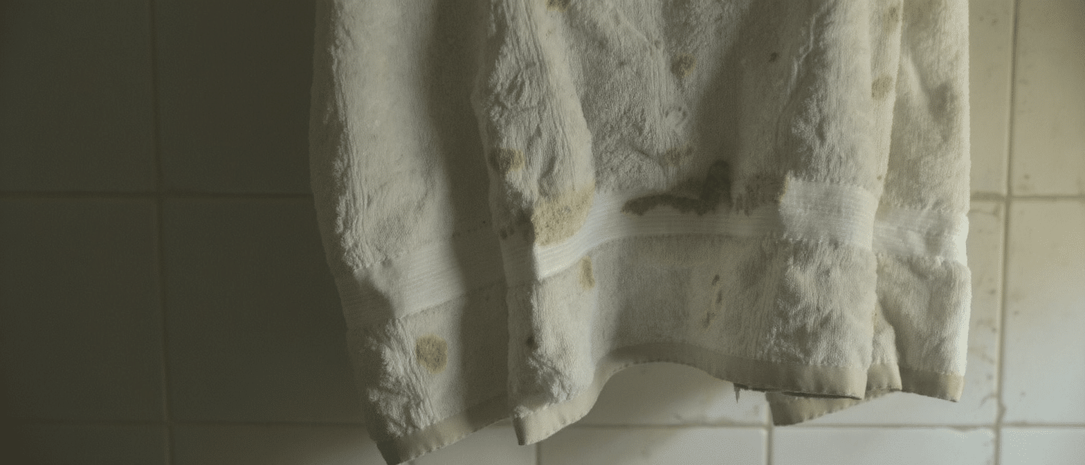 d&eacute;couvrez des astuces simples et efficaces pour &eacute;liminer l'humidit&eacute; et les moisissures sur un textile courant dans toutes les maisons, et redonnez-lui fra&icirc;cheur et propret&eacute; facilement !