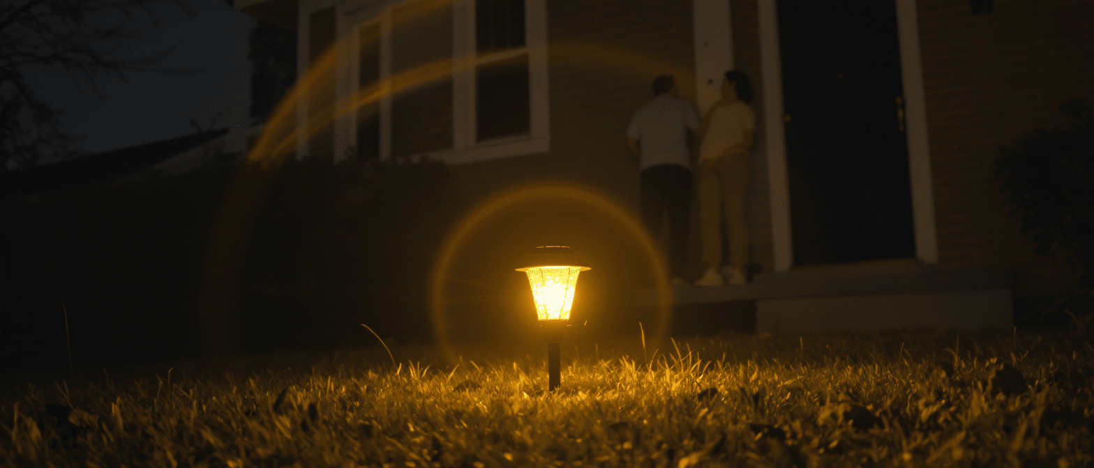 &agrave; 22h, mes voisins d&eacute;couvrent un objet myst&eacute;rieux &agrave; 2 &euro; de jysk dans mon jardin et viennent frapper &agrave; ma porte, intrigu&eacute;s par cette trouvaille insolite.