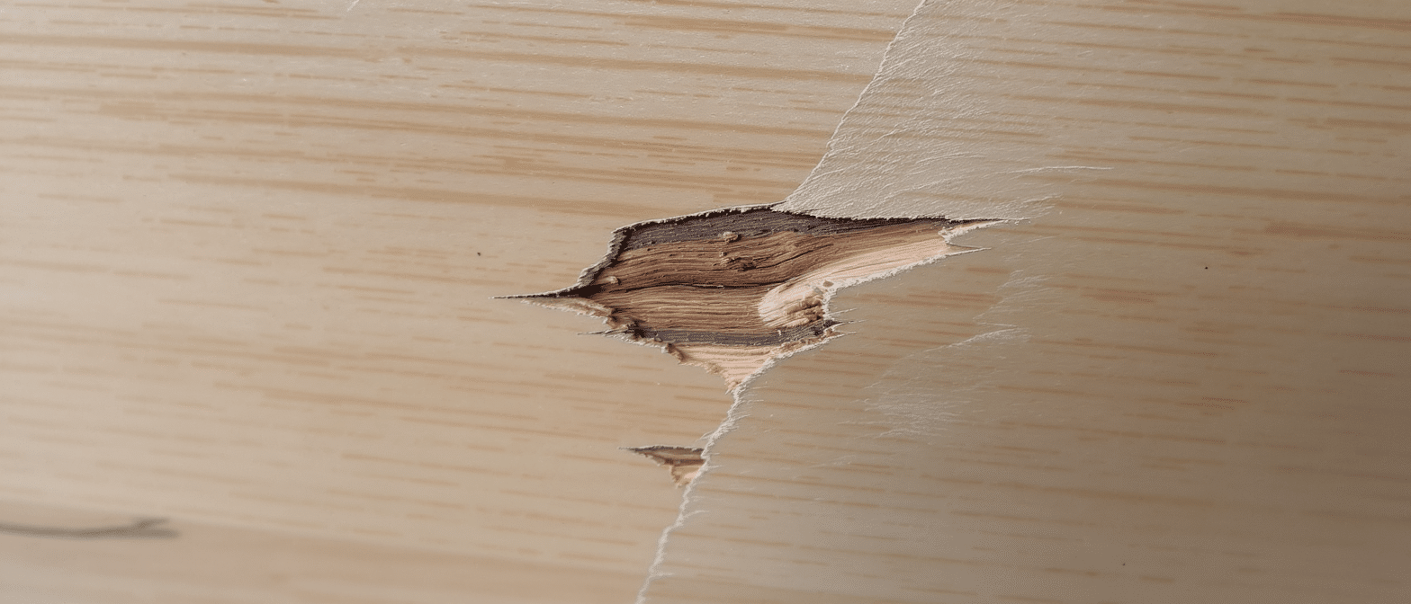 d&eacute;couvrez ce qui se cache sous la surface de votre meuble stratifi&eacute; apr&egrave;s un pon&ccedil;age trop long et pourquoi cette surprise est irr&eacute;versible.